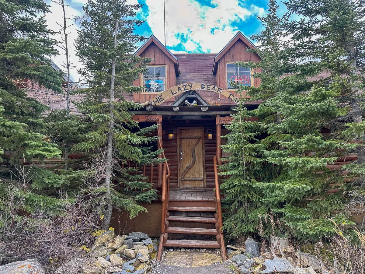 Lazy Bear Lodge log cabin in Churchill, Manitoba