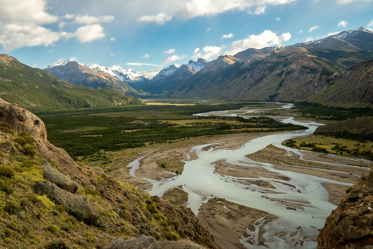 Valley with Río de las Vueltas snaking through it and the surrounding mountains along the Laguna de los Tres Trail in El Chaltén in Argentinian Patagonia
