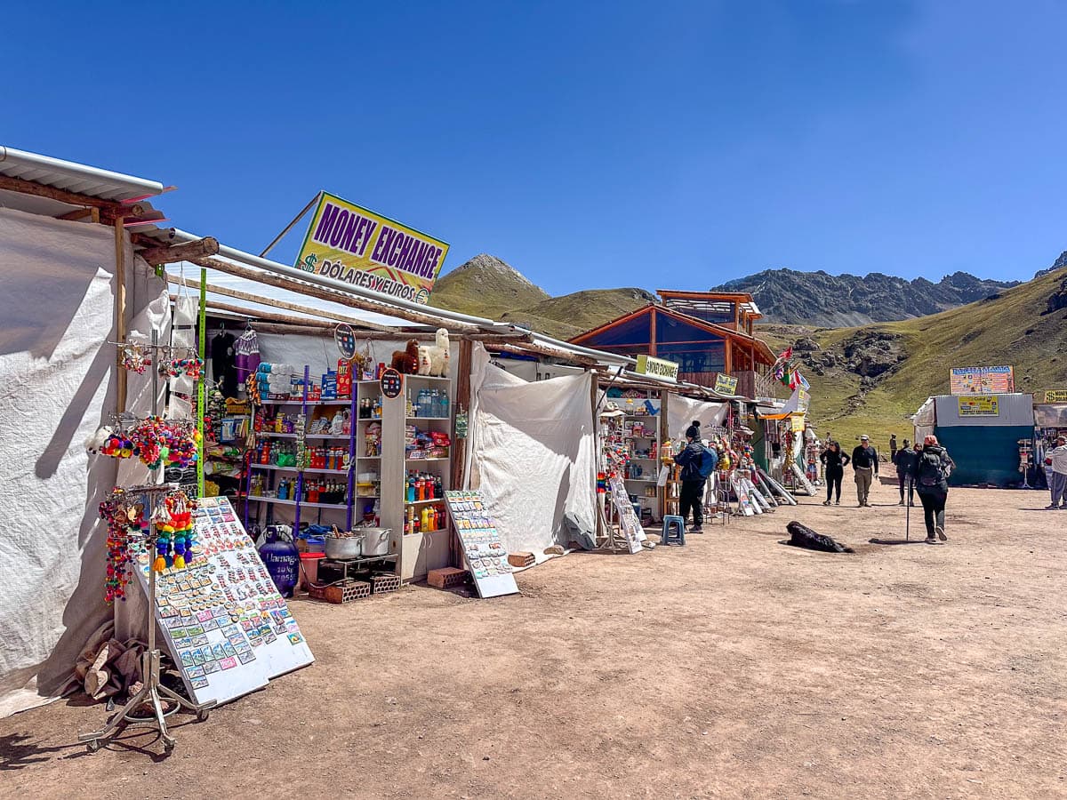 Market stalls in the parking lot of the Rainbow Mountain hike in Peru